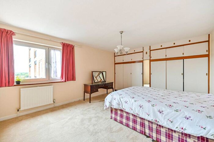 2 Bedroom Flat To Rent In Anglers Reach, Surbiton, KT6