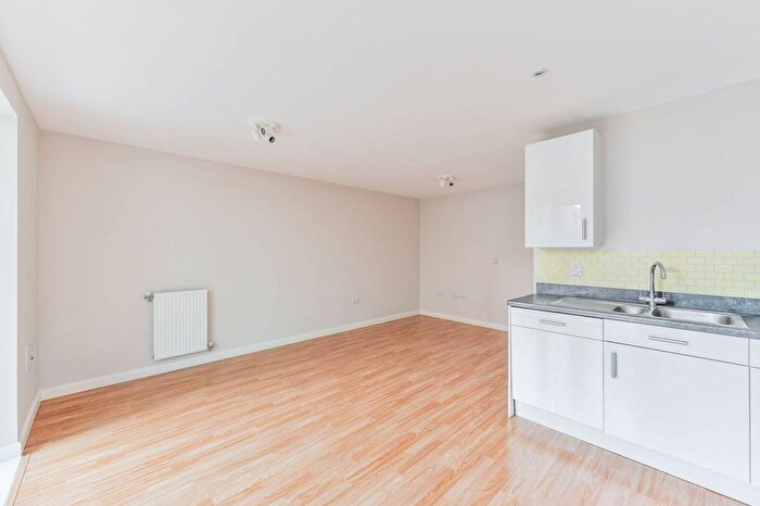 1 Bedroom Flat To Rent In Chadwick House, Latchmere Street, Battersea, London, SW11
