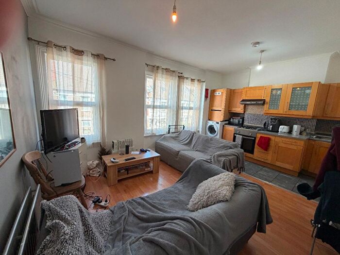 3 Bedroom Flat To Rent In C Gilbey Road, London, SW17