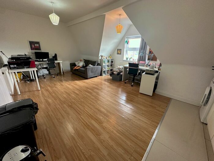 1 Bedroom Flat To Rent In The Vale, Acton, W3