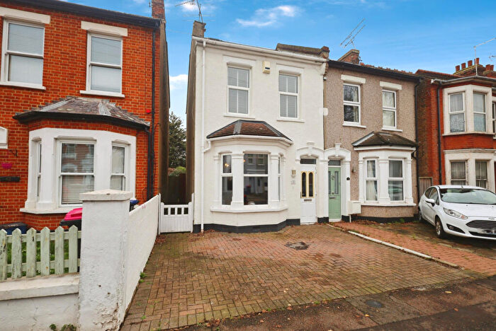 3 Bedroom Semi-Detached House For Sale In Christchurch Road, Southend-on-sea, SS2