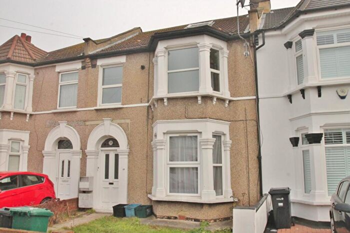 1 Bedroom Flat To Rent In Park Road, Ilford, IG1