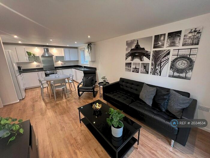 2 Bedroom Flat To Rent In Platt House, Salford, M5