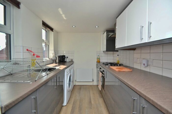 1 Bedroom Flat To Rent In Roundhay Road, Leeds LS8