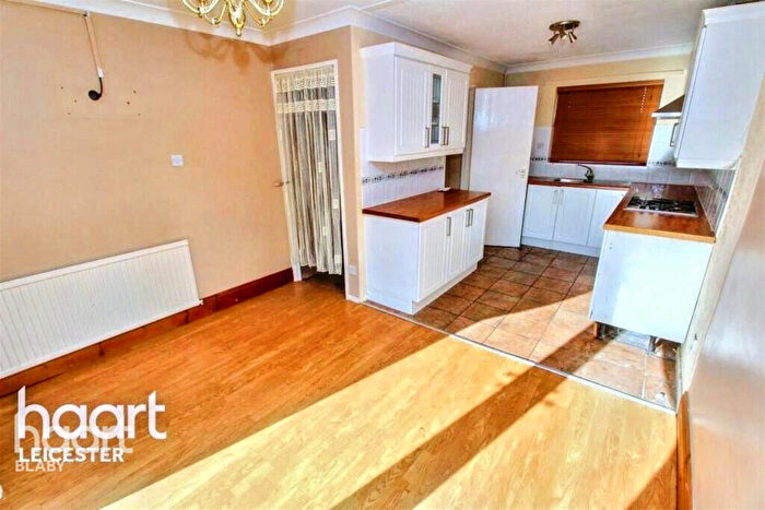 3 Bedroom End Of Terrace House For Sale In Henray Avenue, Leicester, LE2