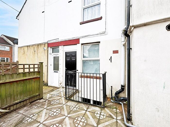 2 Bedroom Flat To Rent In Gardiner Street, Gillingham, ME7