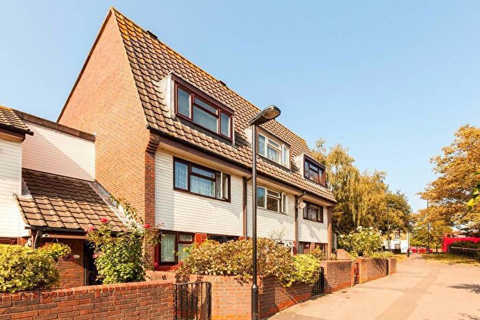 4 Bedroom Town House To Rent In Grand Walk, Solebay Street, Mile End, London, E1