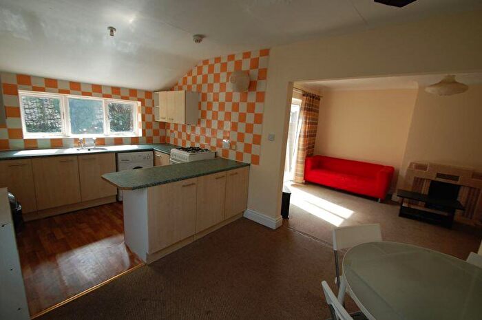 4 Bedroom House To Rent In Dennistead Crescent, Leeds, LS6