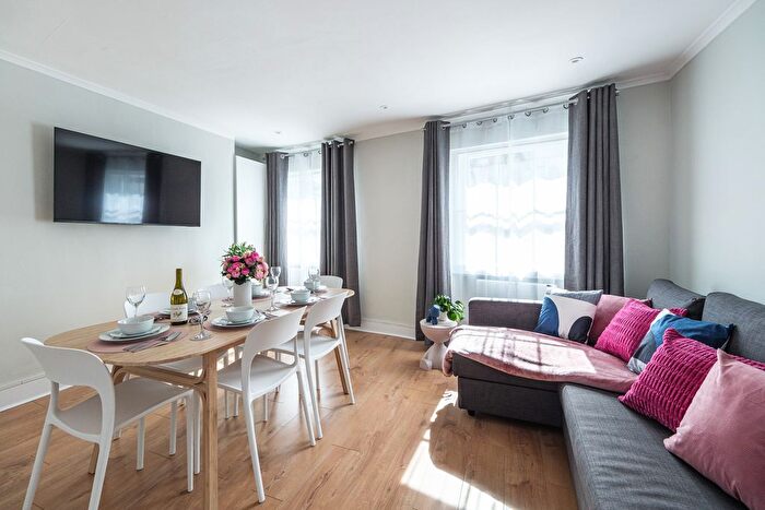 2 Bedroom Flat To Rent In Westbourne Grove, London, W2