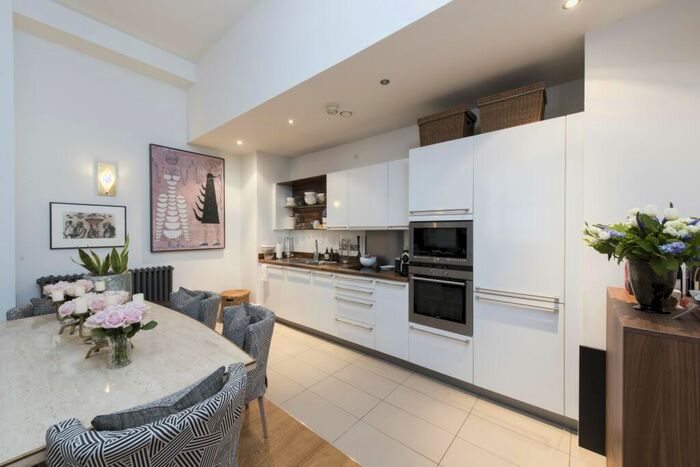 2 Bedroom Apartment To Rent In Kingsway Square, SW11