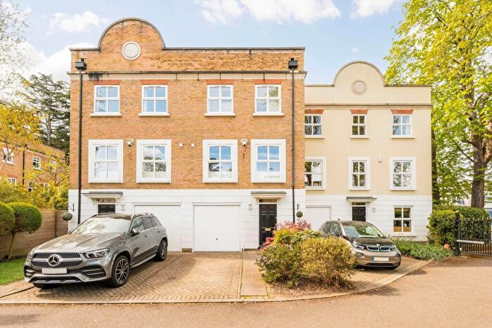 4 Bedroom End Of Terrace House To Rent In The Laurels, Surrey, KT13