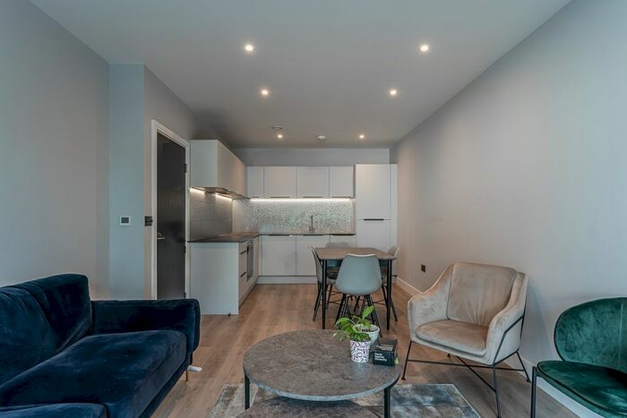 3 Bedroom Flat To Rent In Kilburn Lane, London, W10