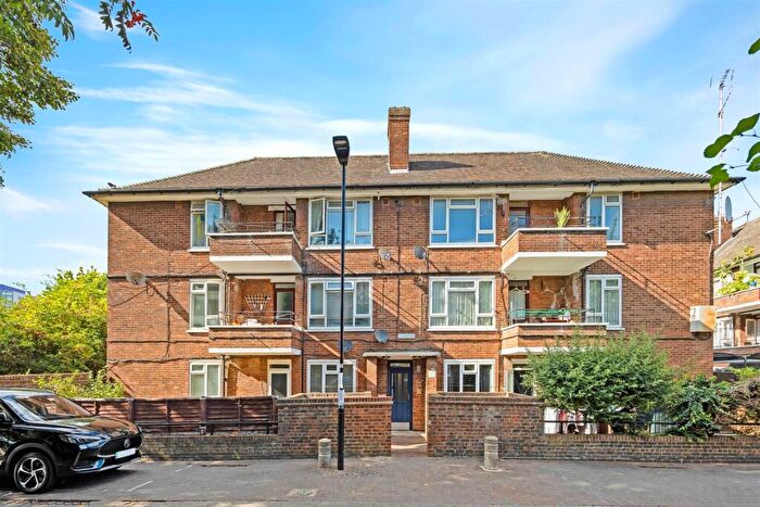 3 Bedroom Flat For Sale In Wren Close, Canning Town, E16
