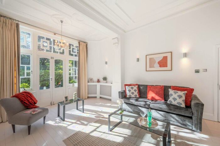 3 Bedroom Flat To Rent In Frognal, Hampstead, London, NW3