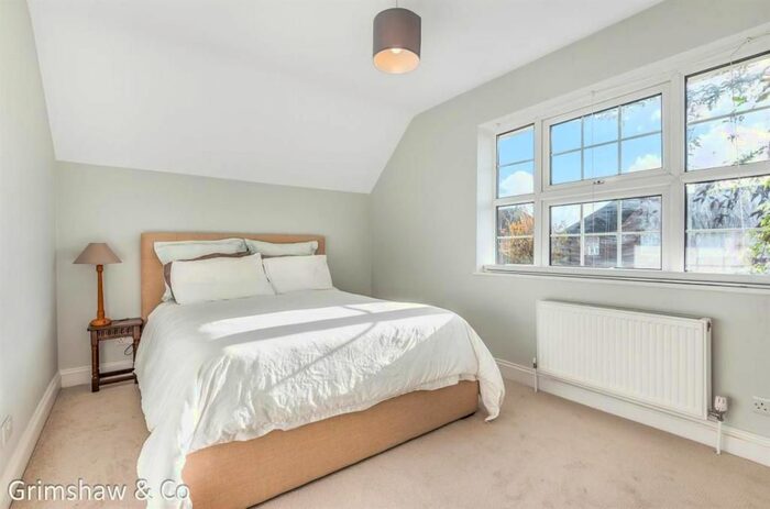 3 Bedroom Flat To Rent In Saxon Drive, London, W3