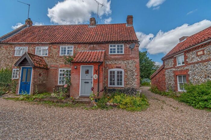 4 Bedroom Semi-Detached House For Sale In Buck Yard, Helhoughton, NR21
