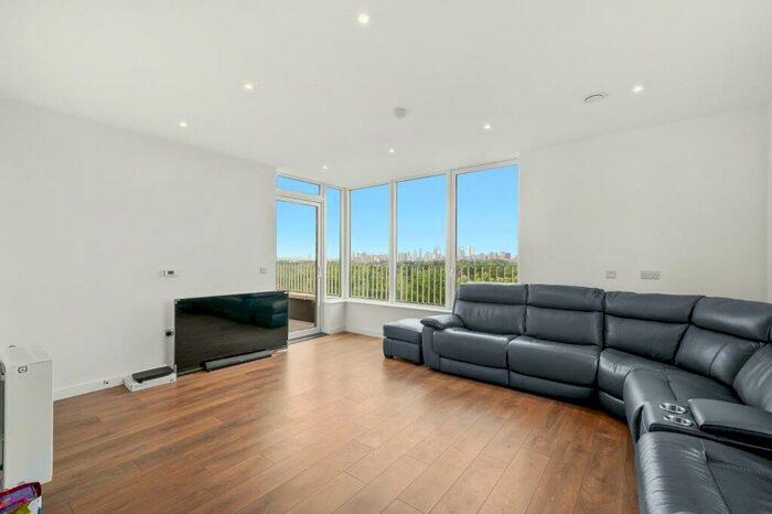 3 Bedroom Flat To Rent In Mahindra Way, Beckton, E6