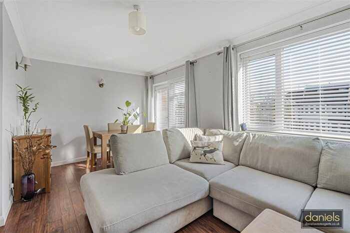 2 Bedroom Flat For Sale In Hodder Drive, Perivale, Greenford, UB6