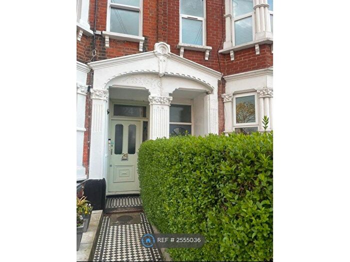 2 Bedroom Flat To Rent In Holmesdale Road, London, SE25
