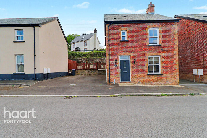 3 Bedroom Detached House For Sale In Woodland View, Pontypool, NP4