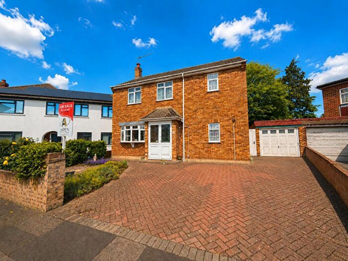 4 Bedroom Detached House For Sale In Chestnut Close, Ashford, TW15