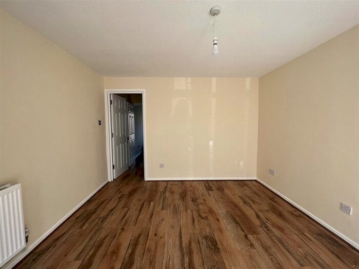 4 Bedroom Town House To Rent In Lonsdale Drive, Rainham, Gillingham, ME8