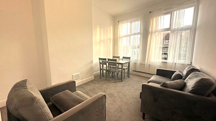 2 Bedroom Flat To Rent In York Road, London, SW11