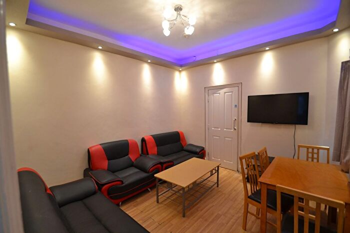 6 Bedroom Semi Detached House To Rent In Scarsdale Road, Manchester, M14