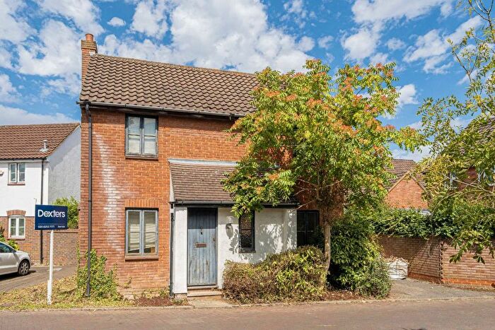 3 Bedroom Detached House For Sale In Gladioli Close, Hampton, TW12