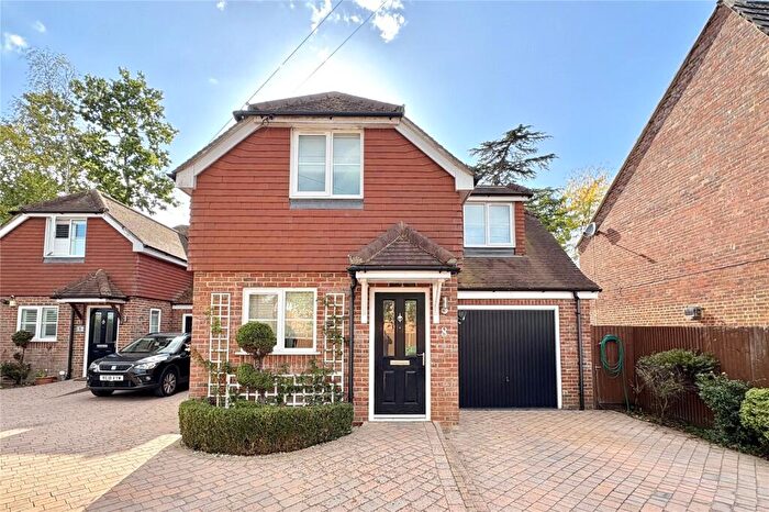 4 Bedroom Detached House For Sale In Lee Court, Aldershot, Hampshire, GU11