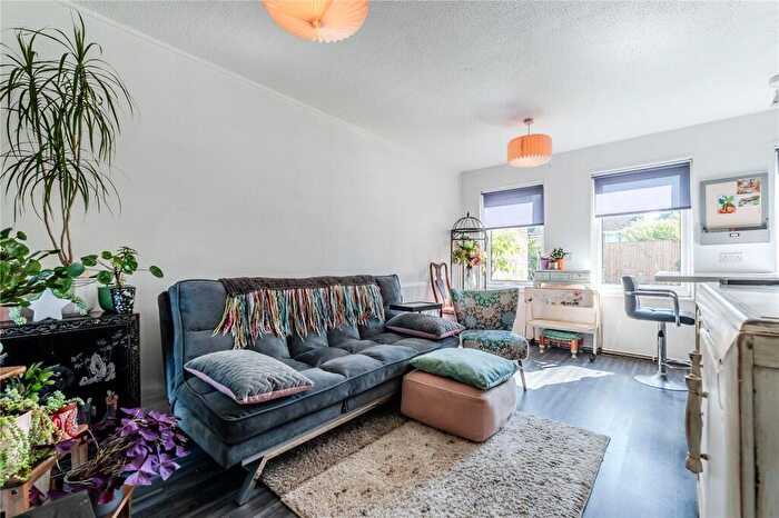 1 Bedroom Apartment For Sale In Elmhurst Close, Leeds, West Yorkshire, LS17