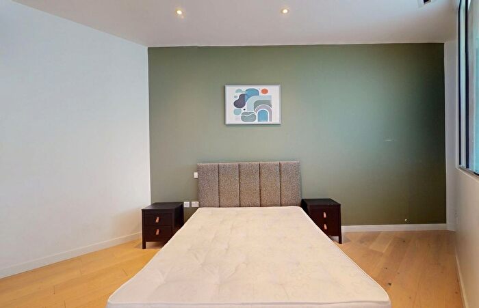 1 Bedroom Flat To Rent In Great West Road, Brentford, TW8