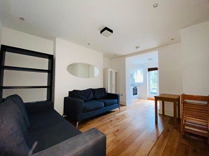 3 Bedroom Flat To Rent In Hartham Road, Holloway, N7