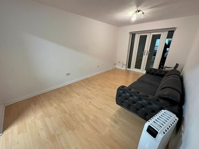 1 Bedroom Flat To Rent In Frensham Close, Southall, Greater London, UB1