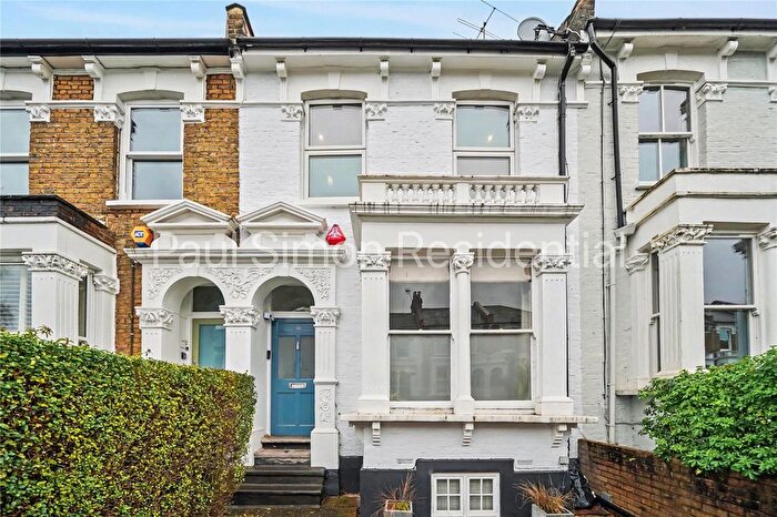 3 Bedroom Flat For Sale In Lothair Road South, Harringay, London, N4