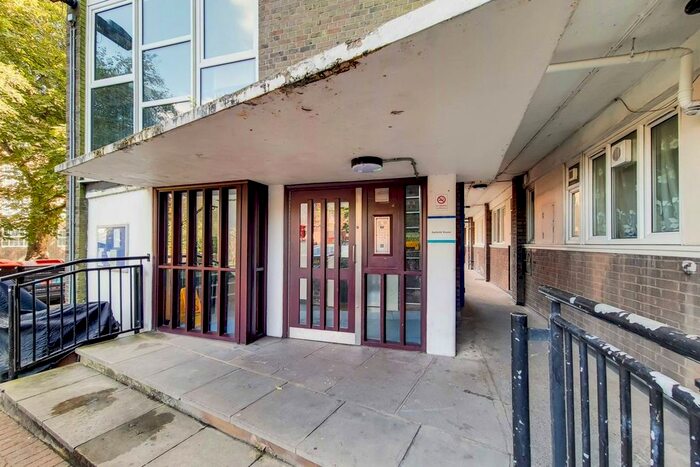 2 Bedroom Flat To Rent In Church Street, Stoke Newington, London, N16