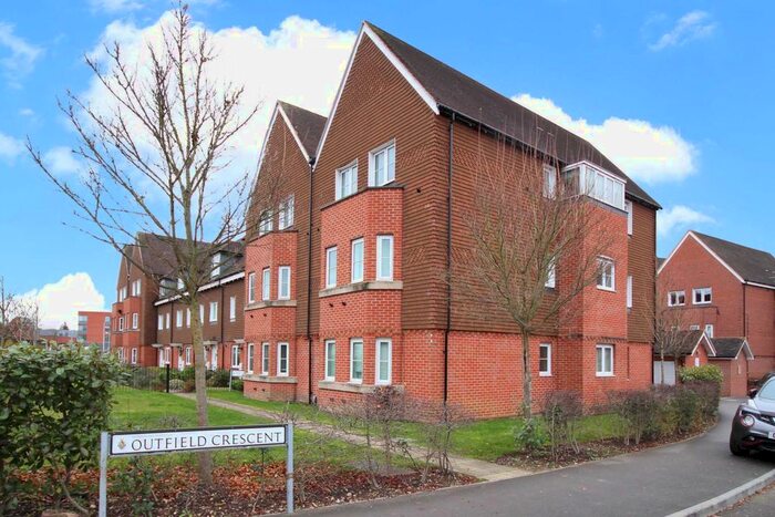 2 Bedroom Flat To Rent In Outfield Crescent, Wokingham, RG40