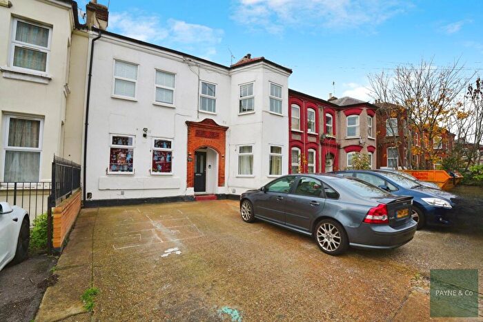 2 Bedroom Flat For Sale In York Road, Ilford, IG1