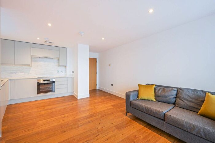 2 Bedroom Flat To Rent In Parkview Apartments, Poplar, London, E14
