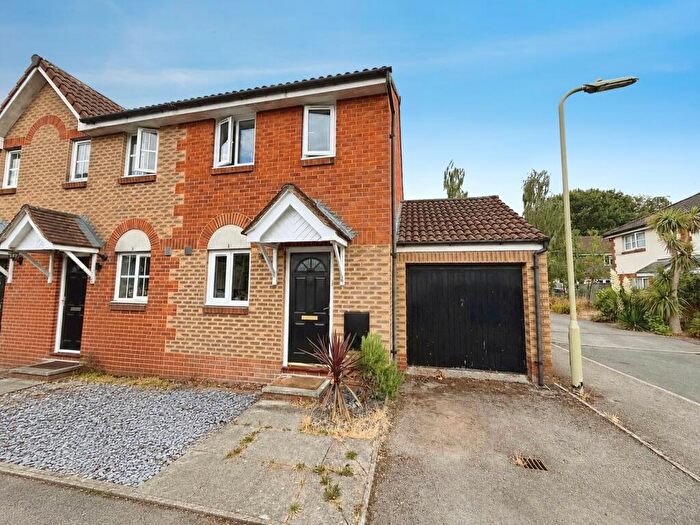 2 Bedroom End Of Terrace House For Sale In George Gardens, Aldershot, Hampshire, GU11