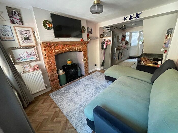 1 Bedroom Cottage For Sale In West Street, Crewkerne - Viewing Advised, TA18