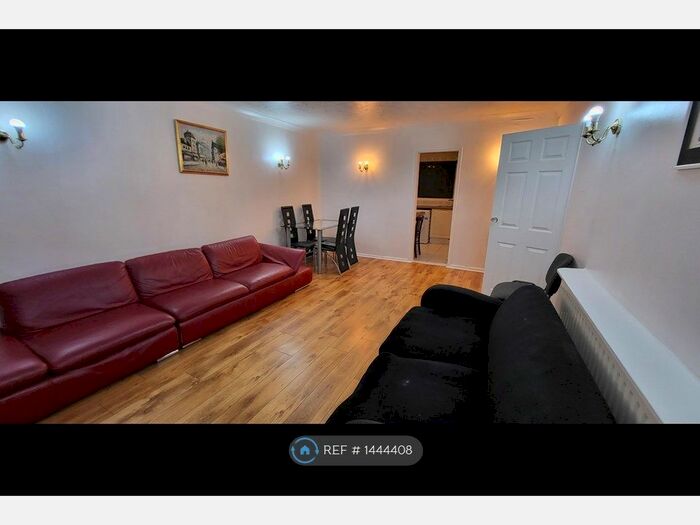 2 Bedroom Flat To Rent In Cavendish Court, Salford, M7