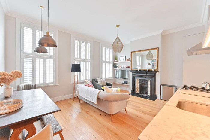 2 Bedroom Flat To Rent In Barnard Mews, Clapham Junction, London, SW11