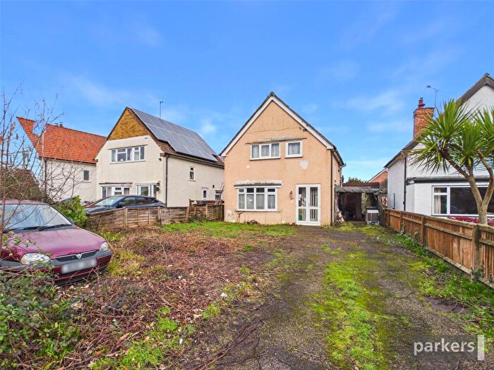 3 Bedroom Detached House For Sale In Crockhamwell Road, Woodley, Reading, Berkshire, RG5