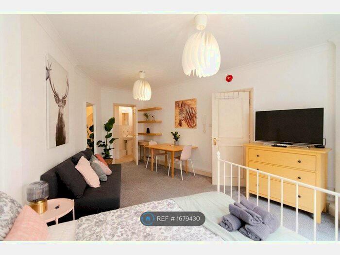 Studio To Rent In Holland Park Gardens, London, W14