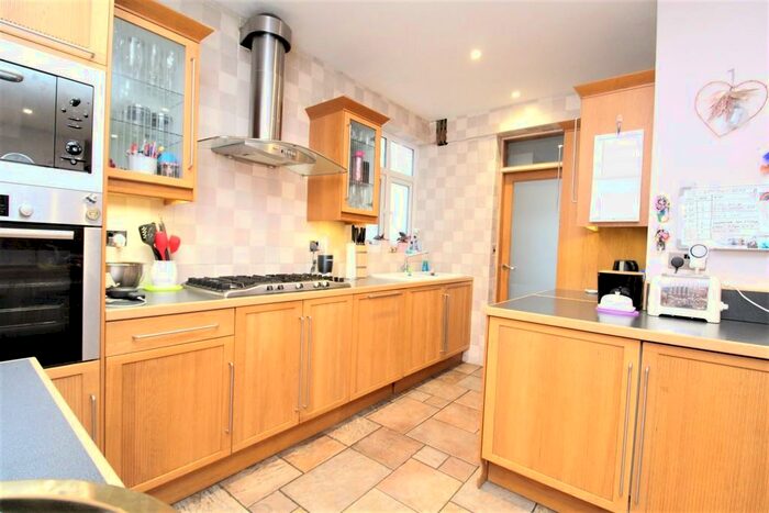 4 Bedroom Semi-Detached House To Rent In Fairlight Avenue, North Chingford, E4