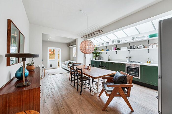 2 Bedroom Flat For Sale In Julian Avenue, London, W3