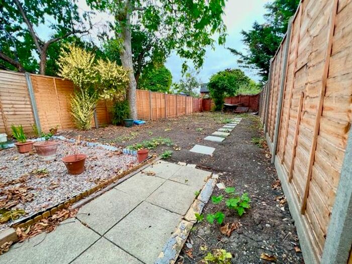 3 Bedroom Flat To Rent In Queens Road, Wimbledon, London, SW19