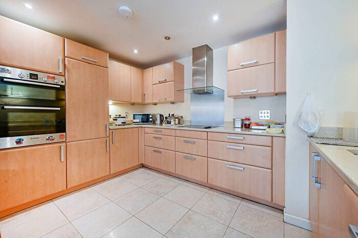 2 Bedroom Flat To Rent In Graham Road, Acton Green, London, W4