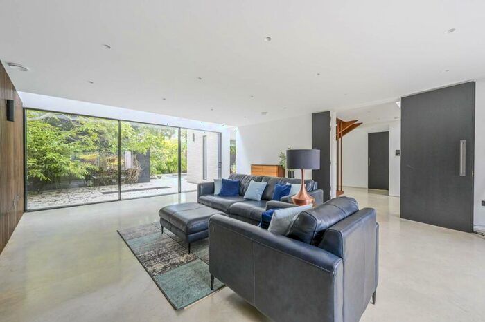 5 Bedroom Flat To Rent In Bushey Aveue, , South Woodford, London, E18